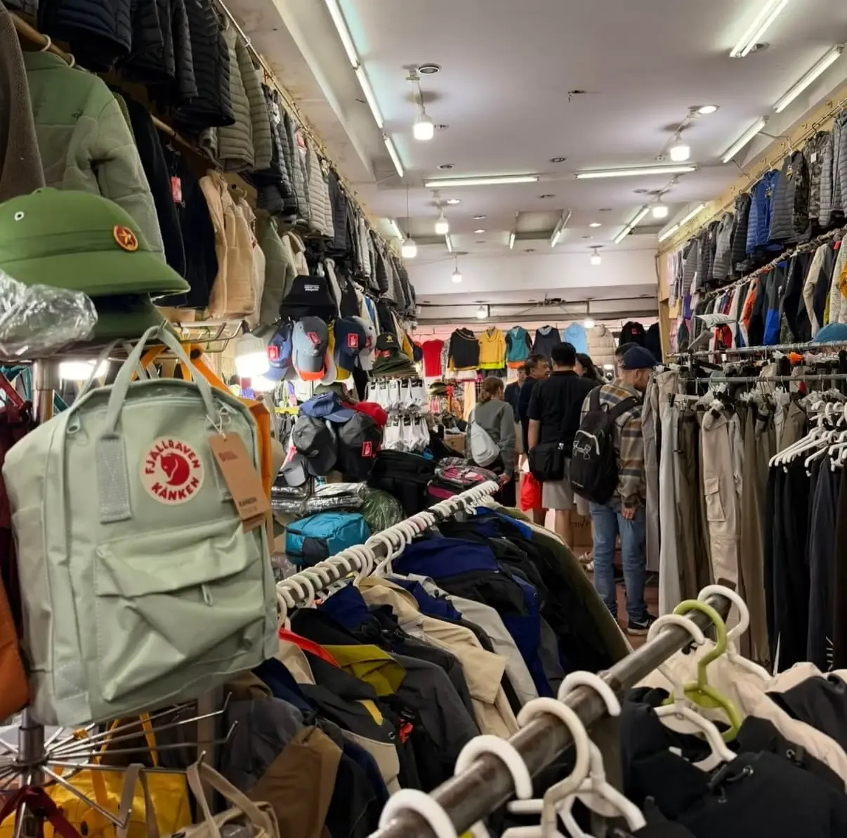 Marcas baratas en el mercado de Hanoi
