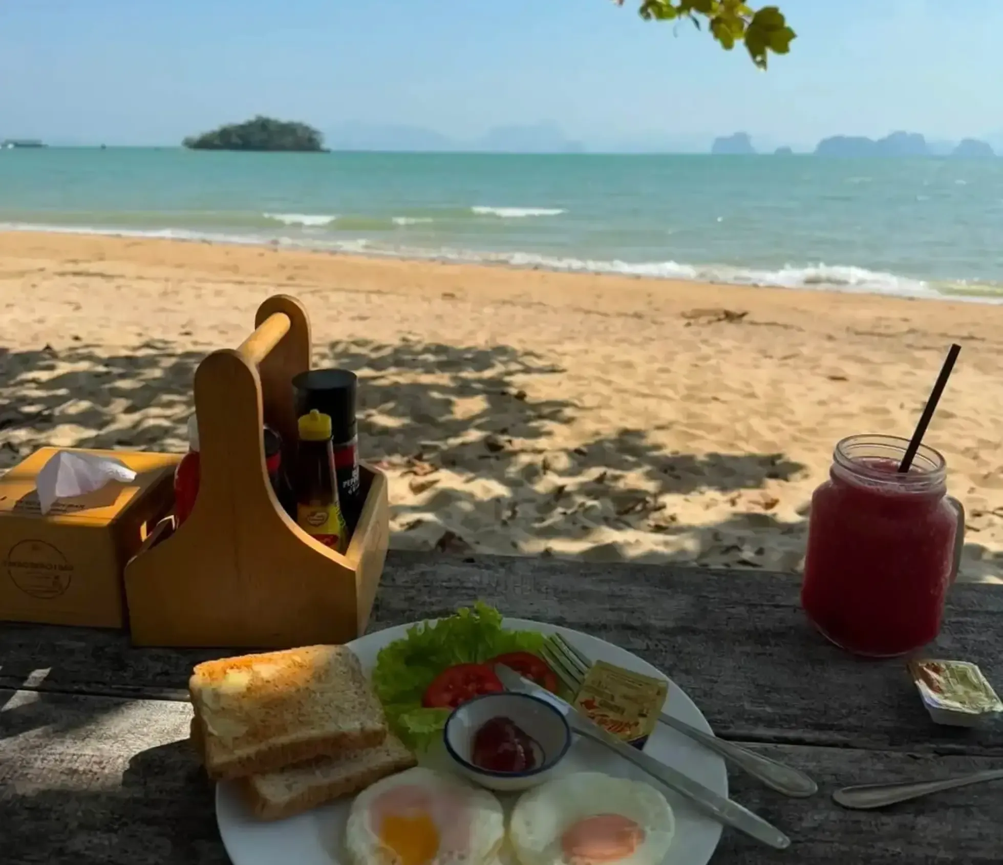Profiter du petit-déjeuner sur la plage à Koh Yao Noi