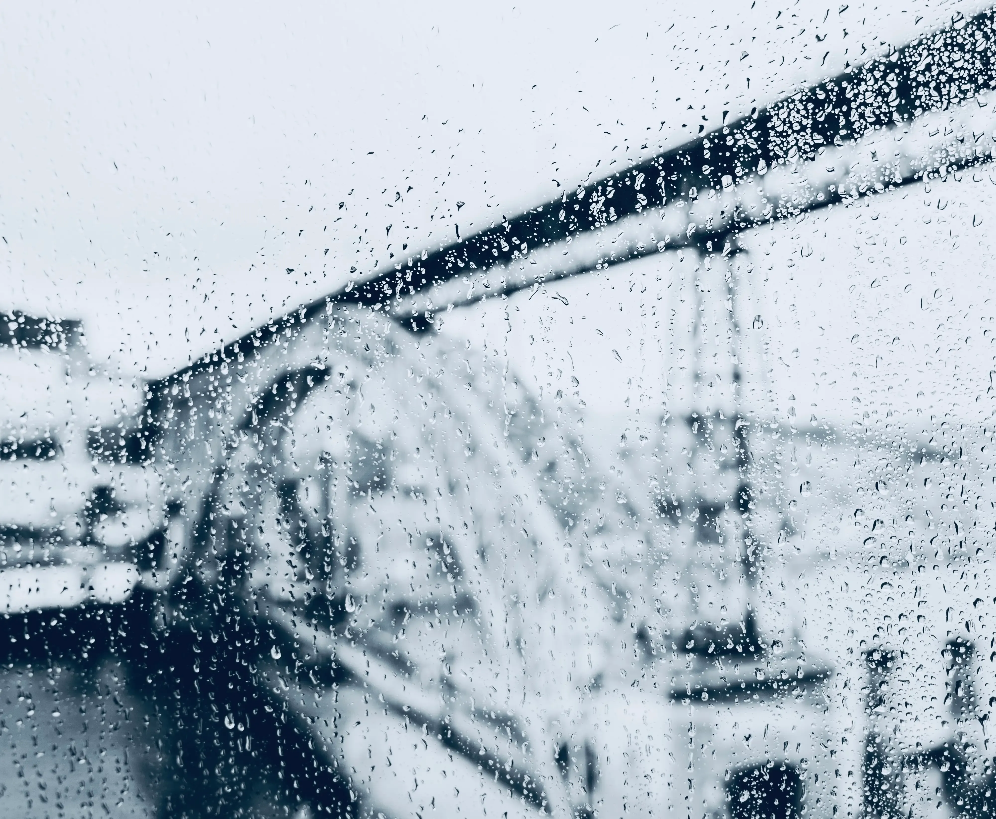 Vue de Porto sous la pluie avec le pont Dom Luís I et le fleuve Douro