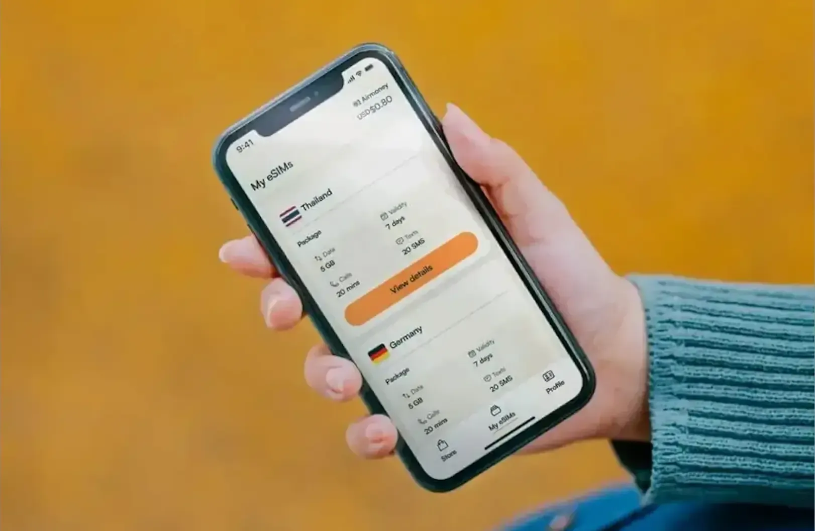 Voyageur utilisant son téléphone avec internet HolaFly à l'aéroport