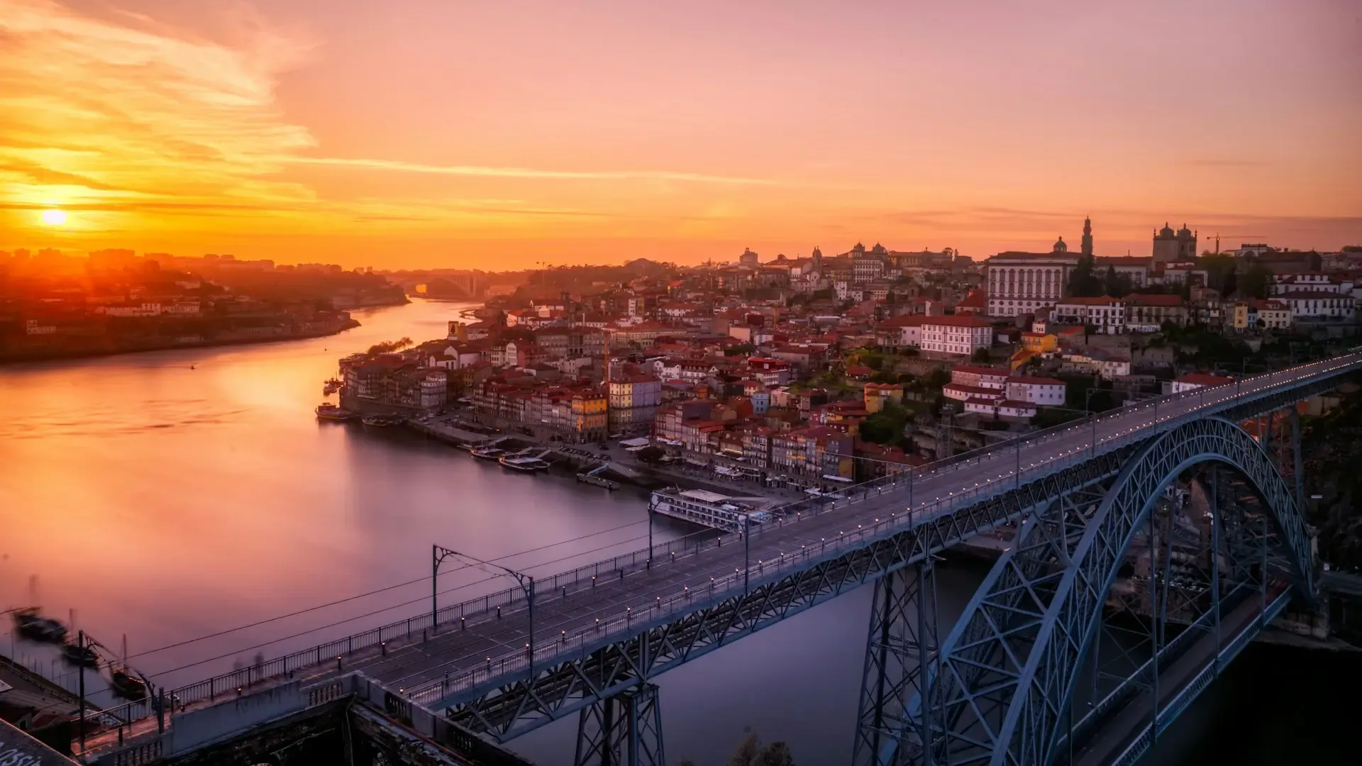 Pont Dom-Luís I à Porto avec la rivière Douro en arrière-plan, Portugal – Photo de @_everaldo – Unsplash