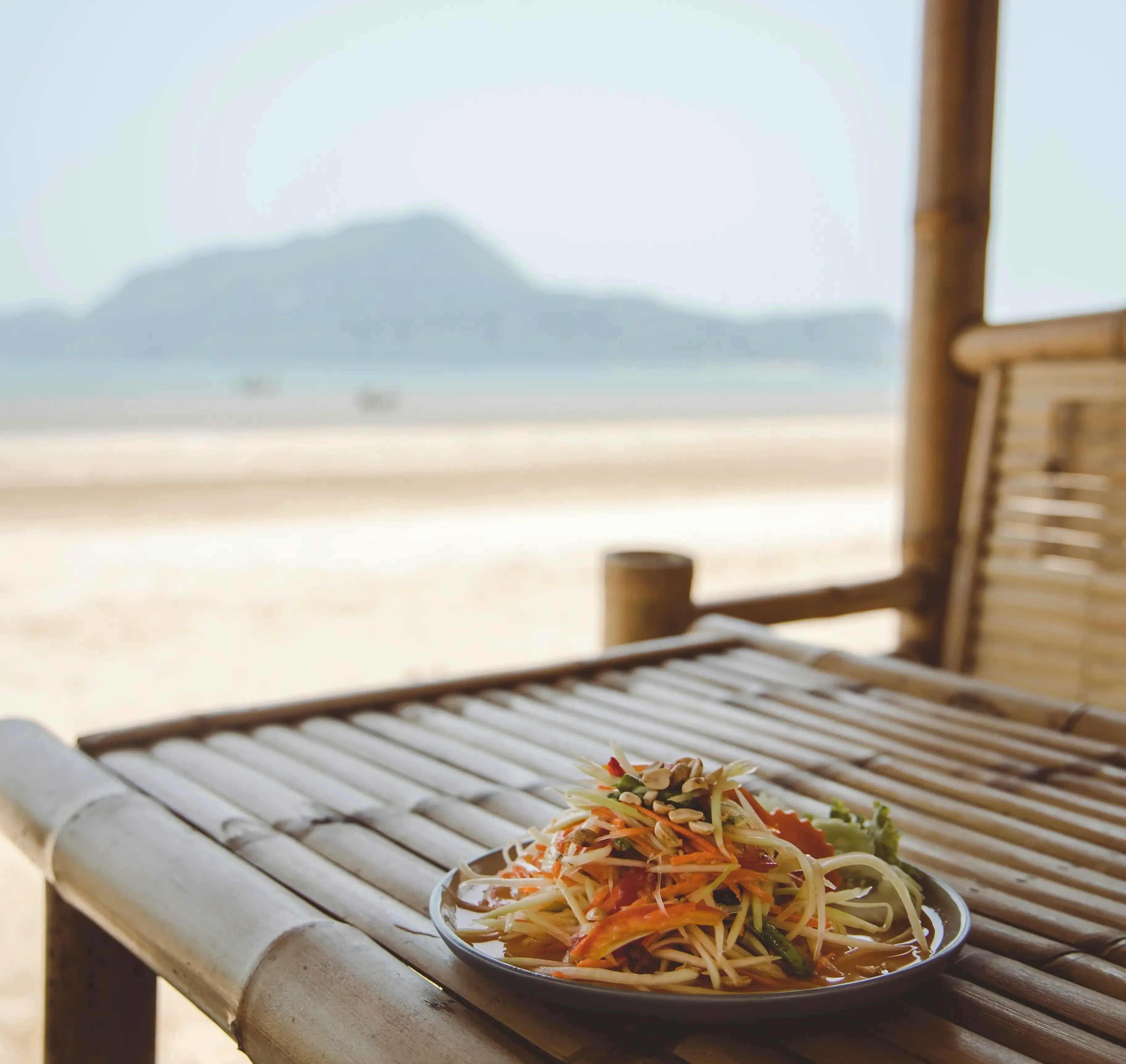 Vues sur la plage depuis un restaurant à Koh Yao Noi, Thaïlande