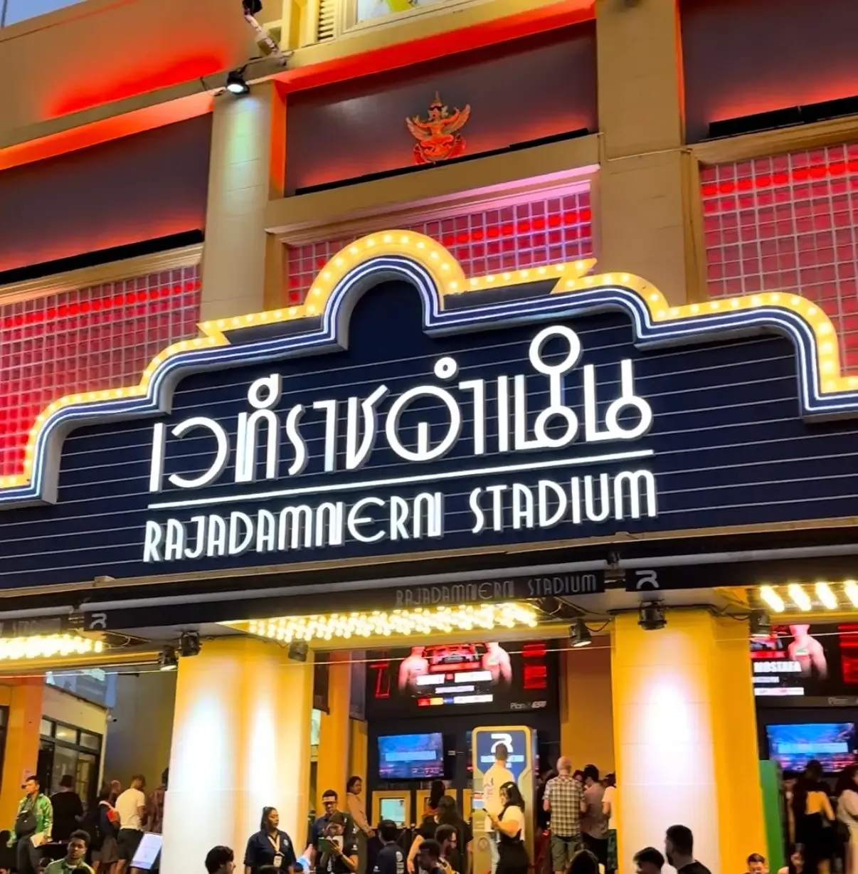 Deux combattants de Muay Thai sur le ring