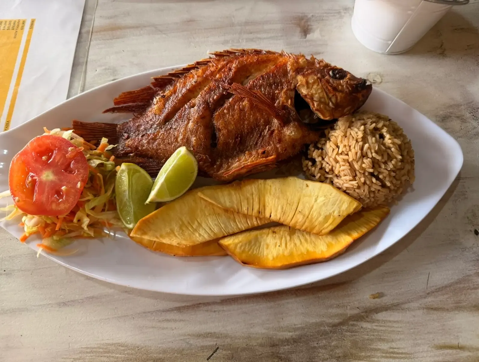 Plato tradicional de San Andrés con pescado frito y frutapán