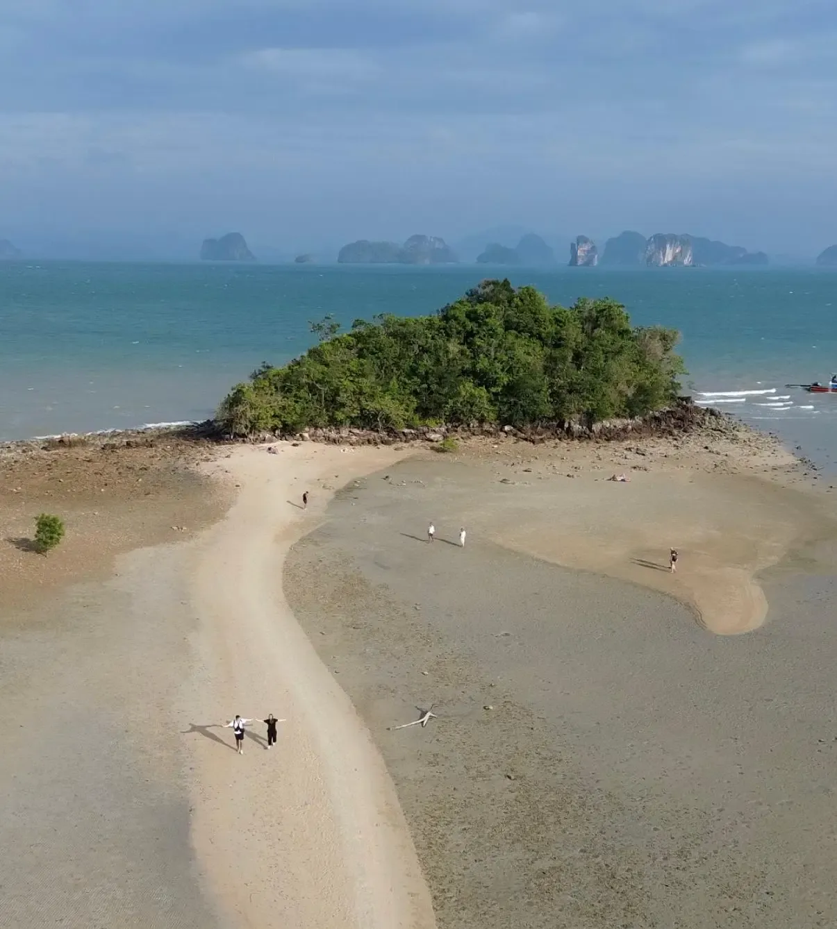Una impresionante vista de la costa de Koh Yao Noi al atardecer
