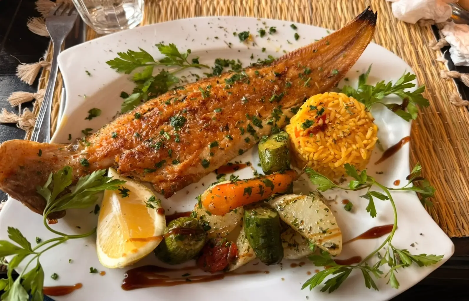 Assiette de poisson dorade à Essaouira Maroc