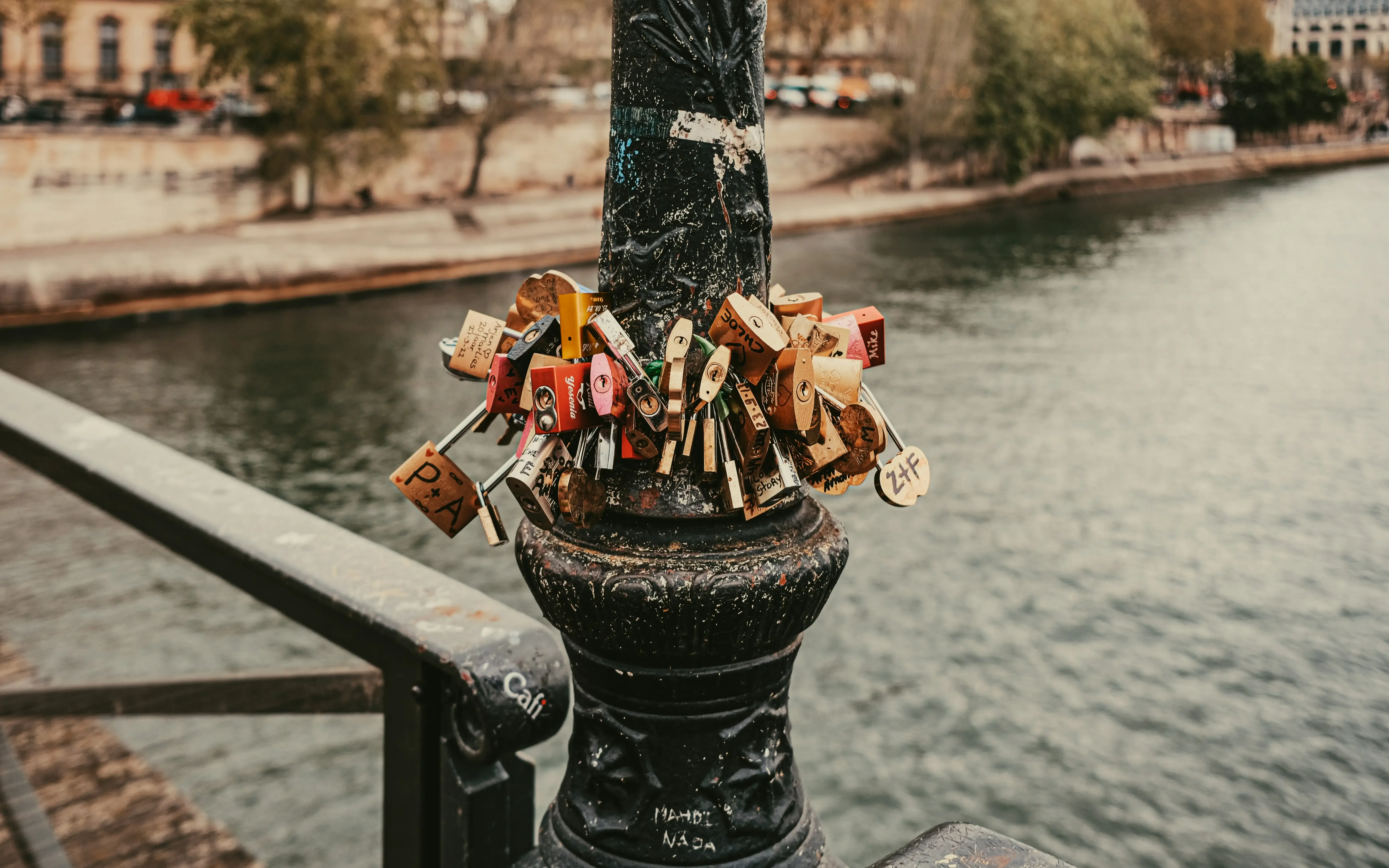 Barco navegando por el Sena frente a la Torre Eiffel iluminada