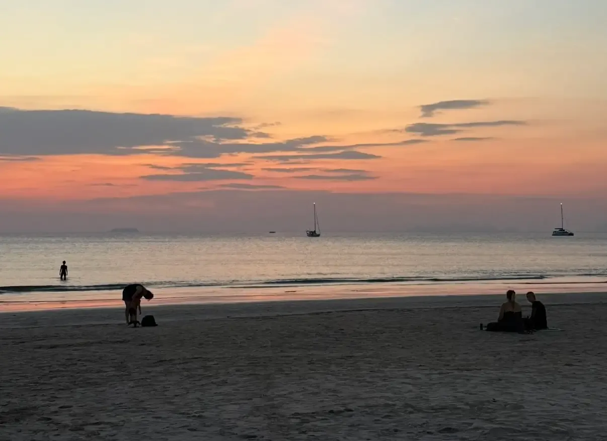 Plage paradisiaque avec sable blanc et eau turquoise à Koh Lanta