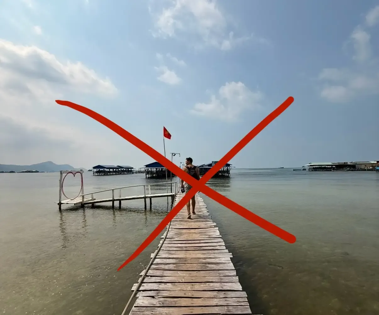 Une plage négligée de Phú Quốc couverte de détritus et d’objets abandonnés