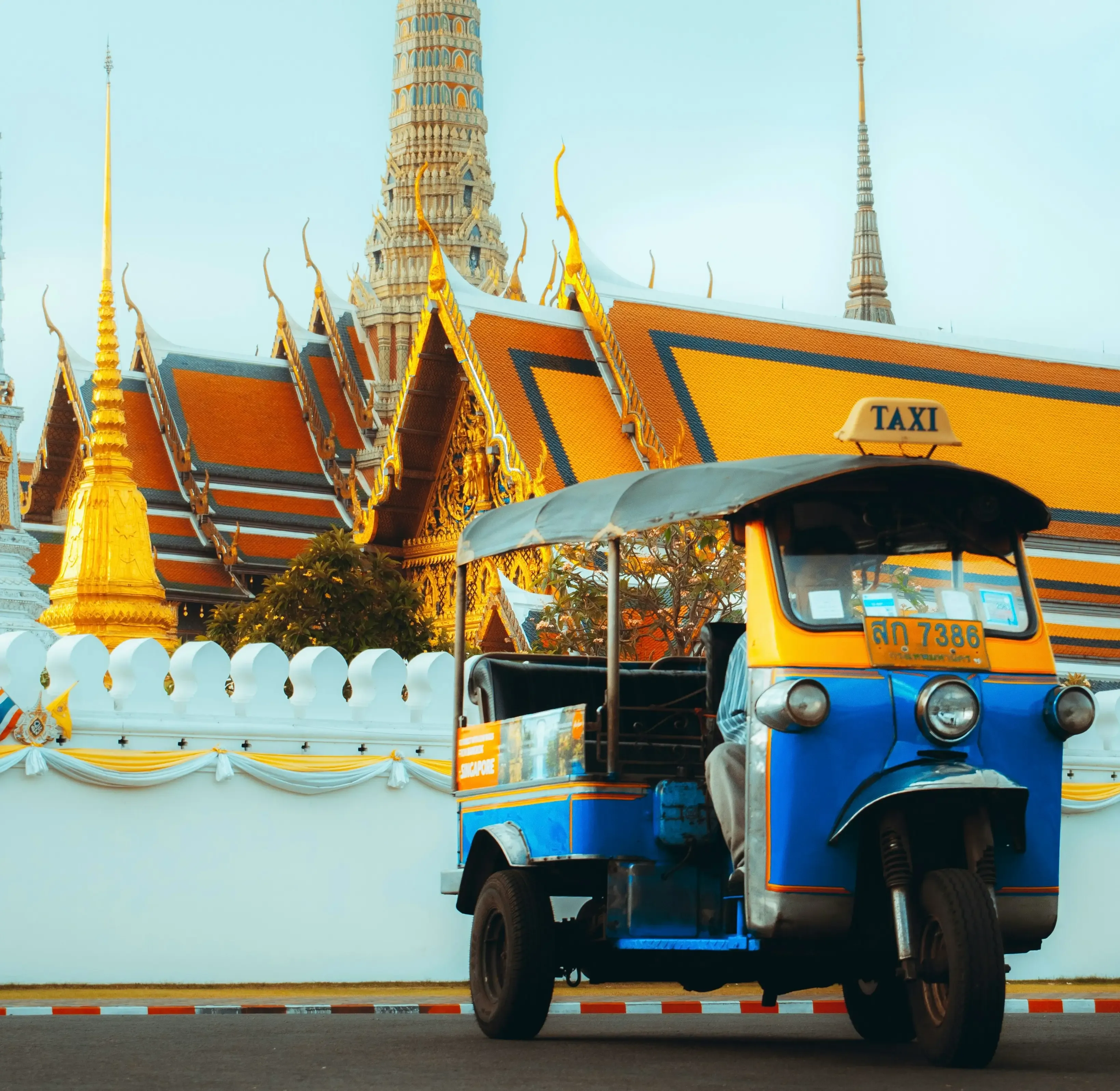 Touriste entouré en Thaïlande.