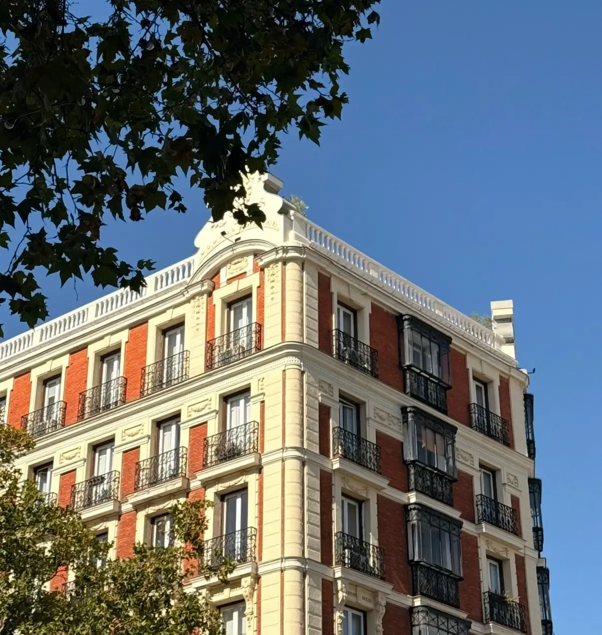 Terrasse animée à Madrid avec des gens qui partagent des tapas sous le soleil