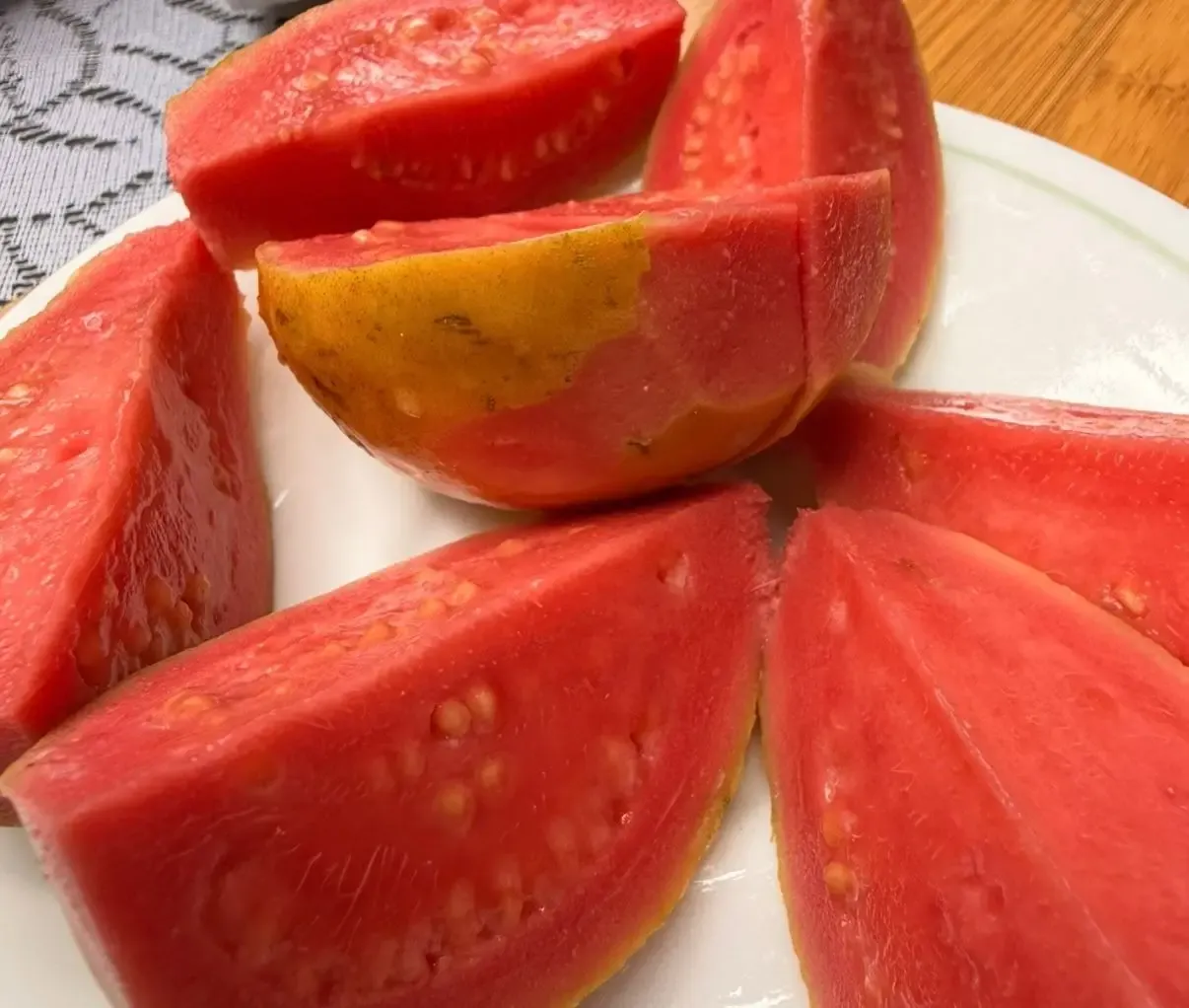 Goyave rose fraîche, fruit populaire de Colombie
