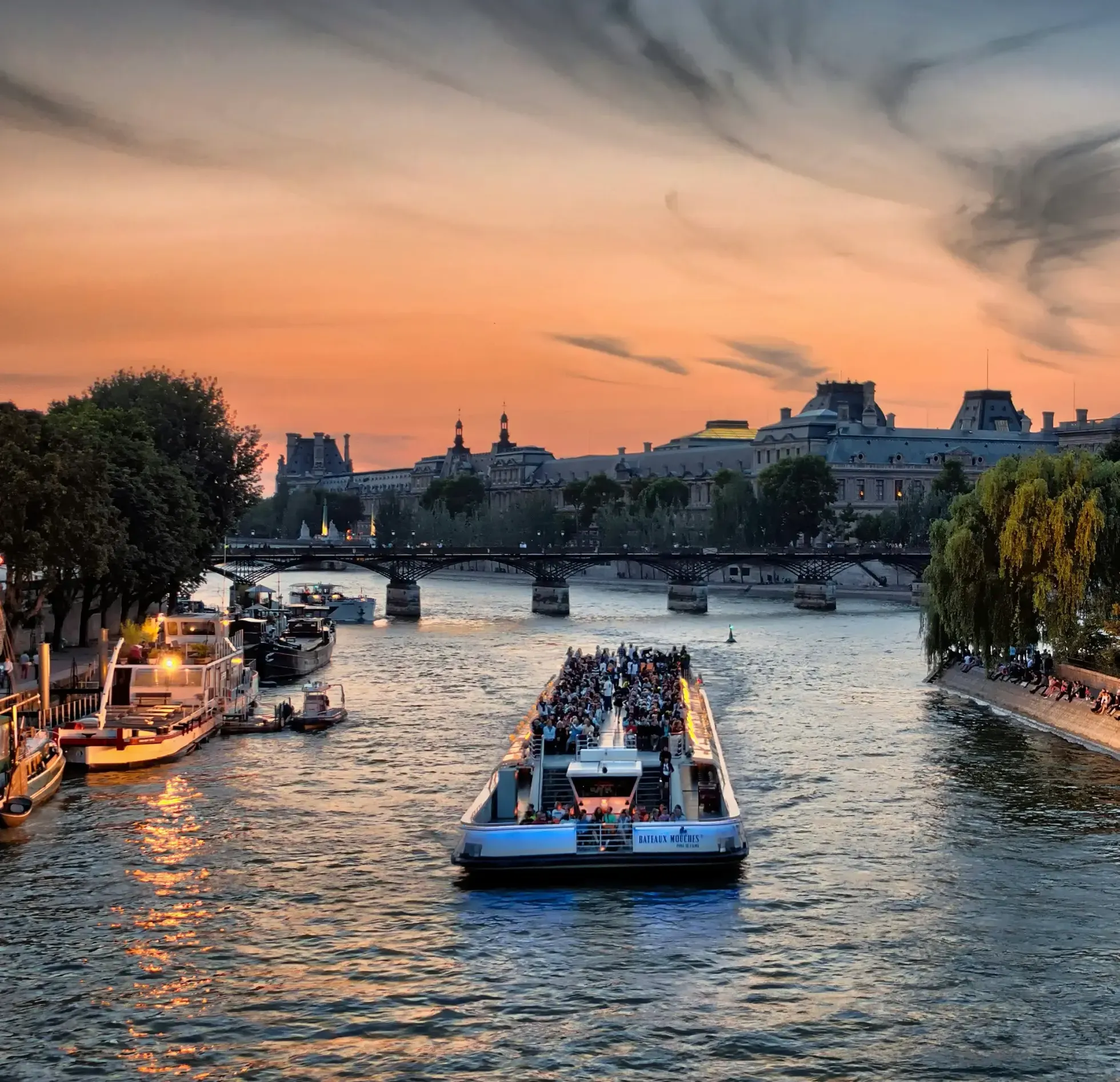 Barco en el rio Sena en París
