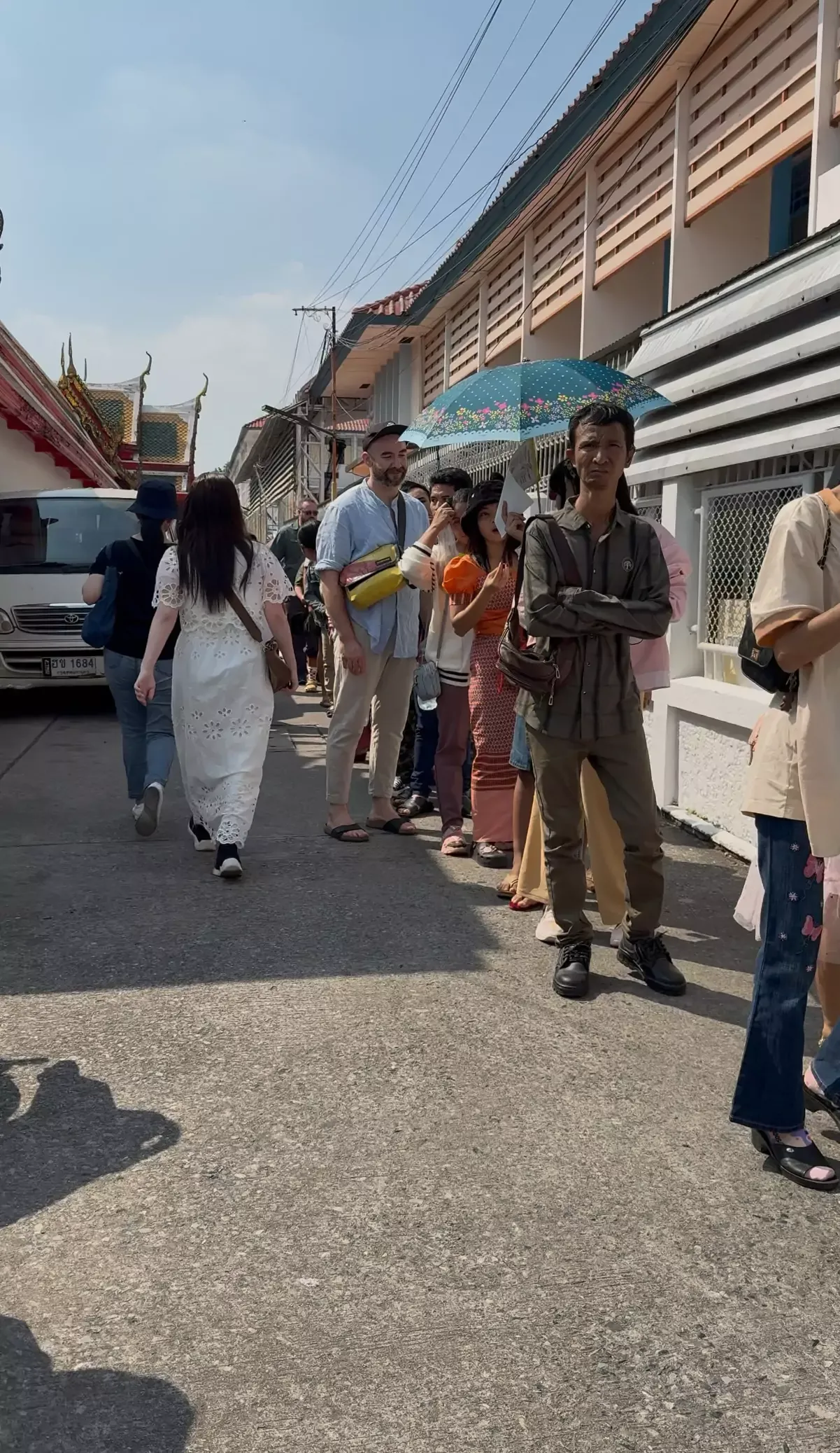 Wait line to leave Wat Arun Temple