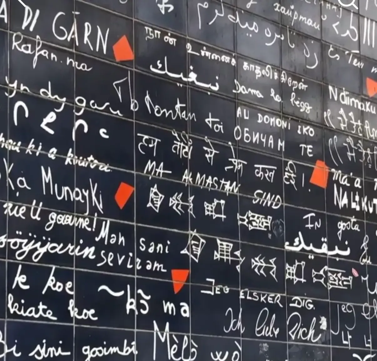 El Muro de los Te Quiero en París