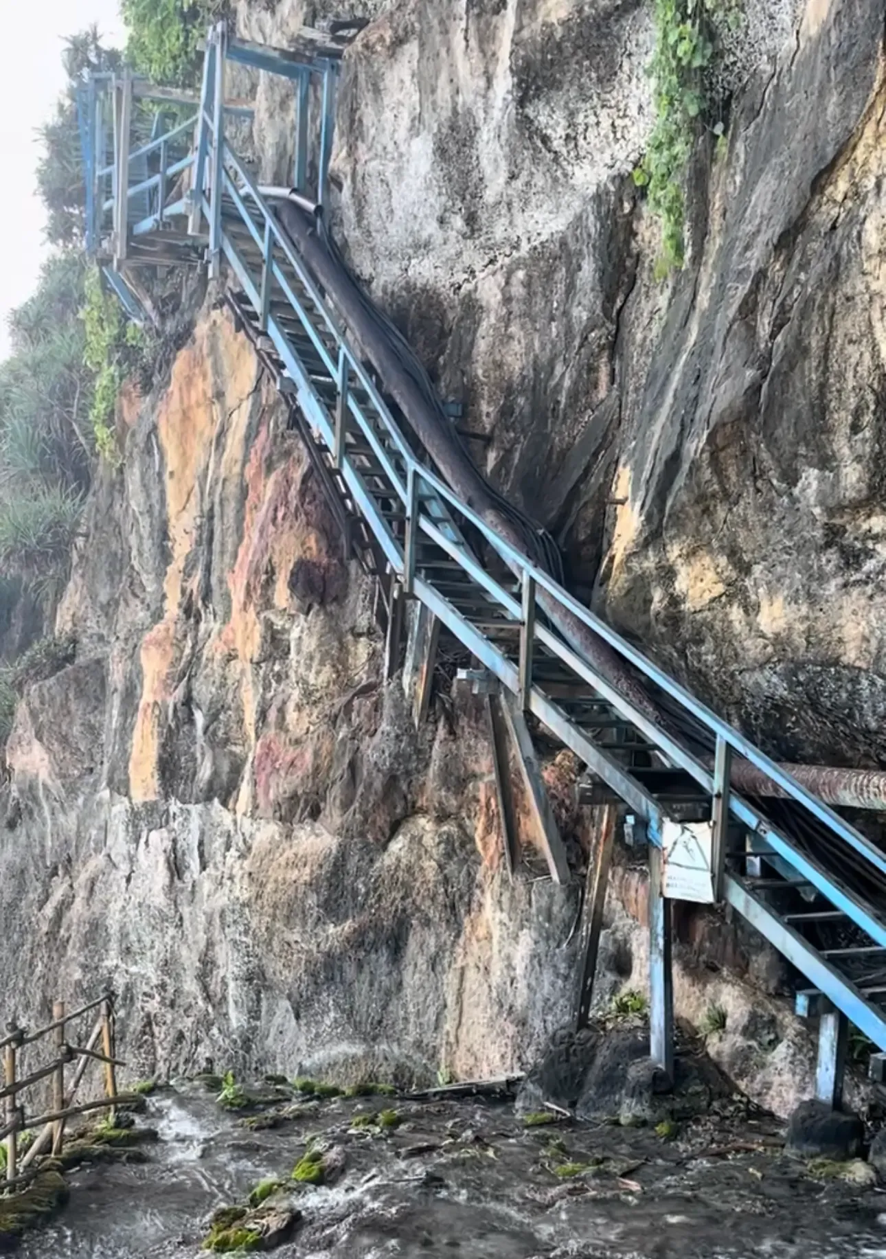 Warning sign before descending to Peguyangan Waterfall in Nusa Penida