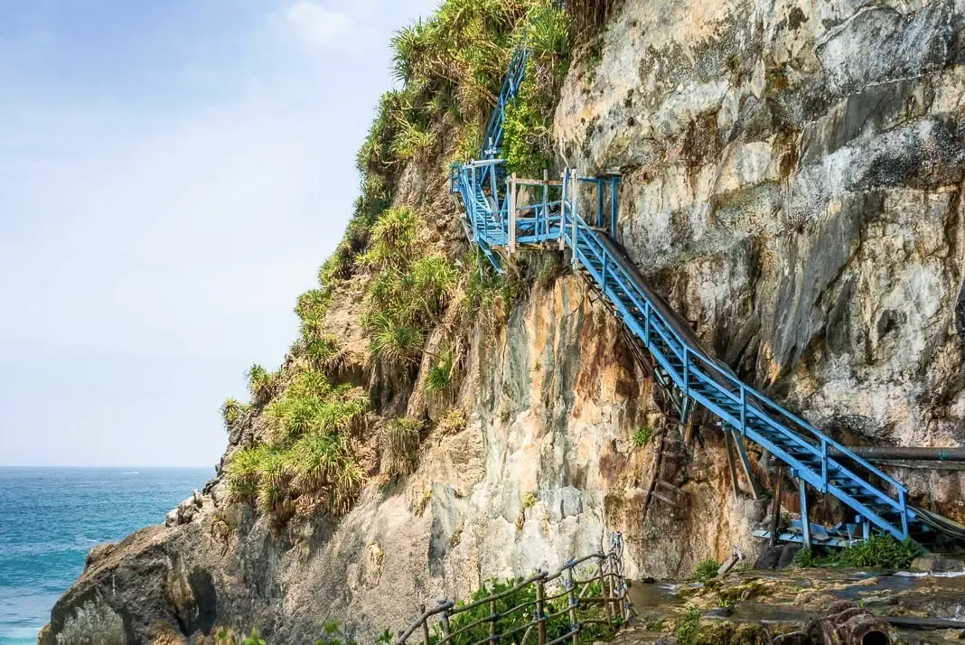 Warning sign before descending to Peguyangan Waterfall in Nusa Penida